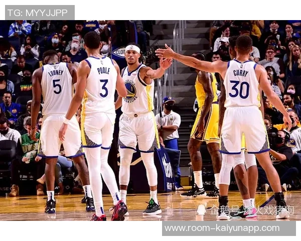 张佳玮分析卢教练全锋阵策略如何在勇士对决中逆转局势